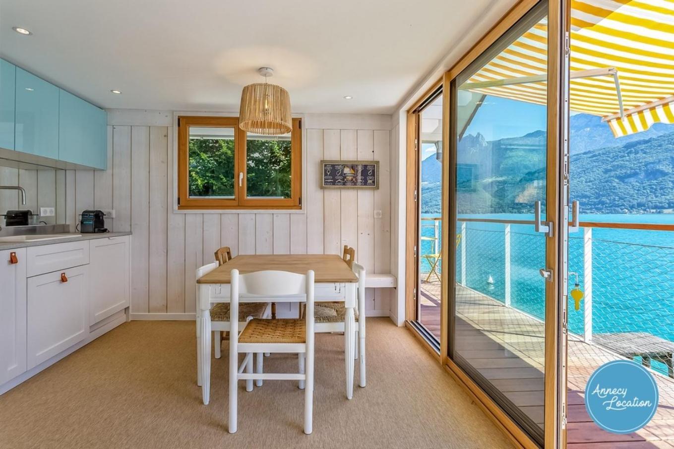 Chalet Coquillage Waterfront Escape On Lake Doussard Exterior photo